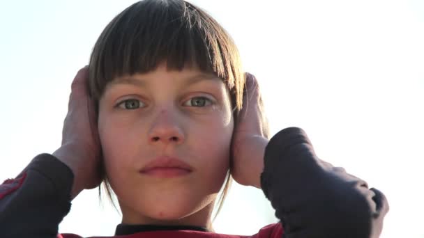 Мальчик показывает эмоции на камере, мальчик смотрит в камеру (эмоции ) — стоковое видео