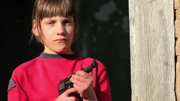 Chlapec s pistolí, chlapec hraje zbraň, malý bojovník — Stock video