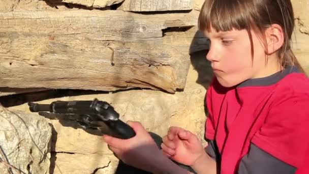Boy dengan pistol, anak laki-laki bermain senjata, prajurit kecil — Stok Video