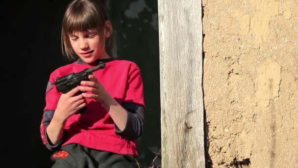 Niño con arma, niño jugando arma, pequeño guerrero — Vídeo de stock