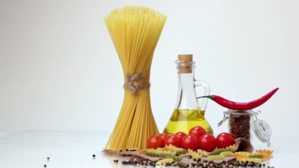 Espaguetis italianos, ingredientes de pasta italiana — Vídeos de Stock