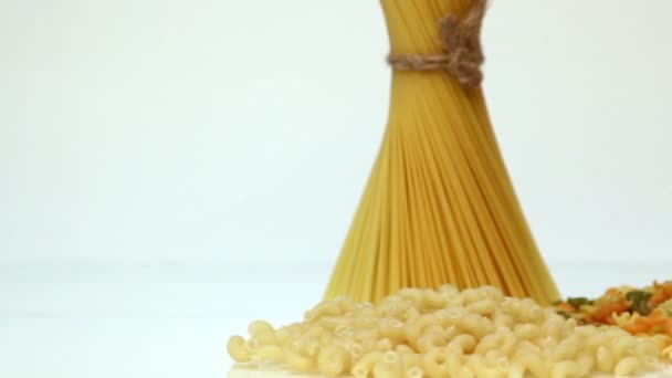 Spaghettis italiens, ingrédients de pâtes italiennes — Video