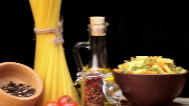 Espaguetis italianos, ingredientes de pasta italiana — Vídeo de stock