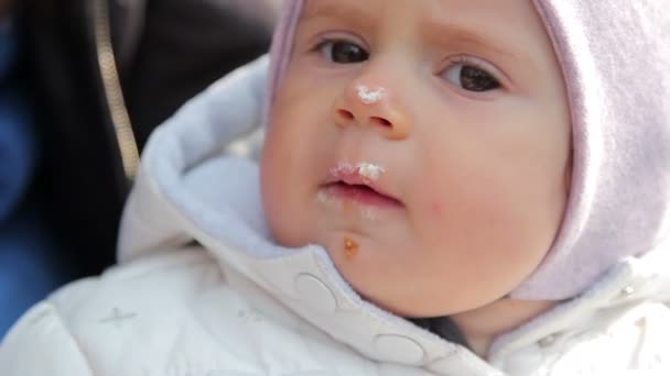 Мила маленька дитина їсть торт. Мати годує свій дитячий торт . — стокове відео