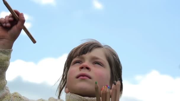 Garçon avec crayons de couleur, Enfant avec crayons sur fond ciel, peinture à l'air — Video