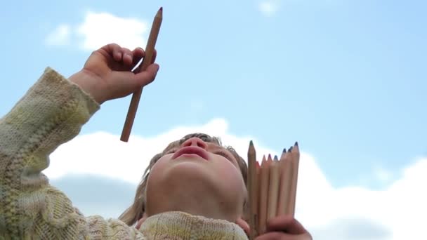 Garçon avec crayons de couleur, Enfant avec crayons sur fond ciel, peinture à l'air — Video