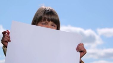 bir yaprak kağıt tutan paper.child tutan çocuk