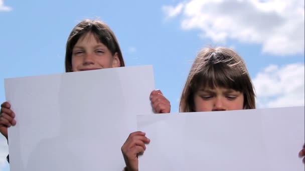 Menino segurando uma folha de papel.Criança segurando uma folha de papel — Vídeo de Stock