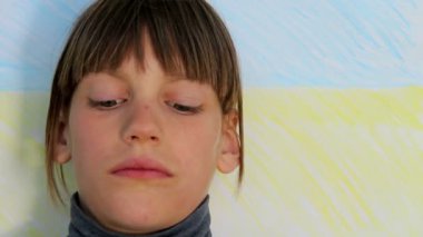 Çocuk kameraya, çocuğun duygusal kameraya bakıyor gibi.