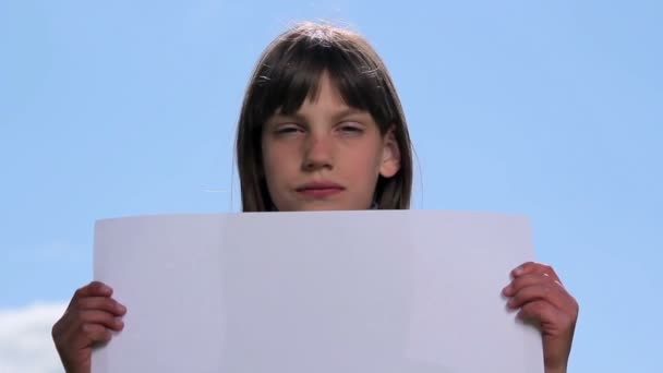 Niño sosteniendo una hoja de papel.Niño sosteniendo una hoja de papel — Vídeos de Stock