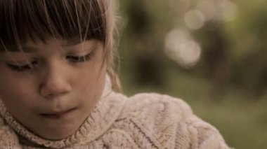 Çocuk yiyor lapası spoon.appetizing çocuk püresi yiyor