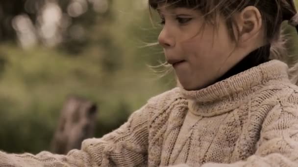 L'enfant mange une cuillère à porridge. Un garçon appétissant mange du porridge — Video