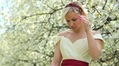 bahar bahçe keyfi güzel genç kadın, bahar bahçe, çiçekli bahar bahçe, güzel kız kamerada poz genç güzel kız