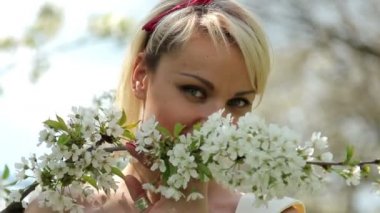 genç güzel kız güzel kızı bahar bahçe çiçekli bahar bahçe kameraya poz