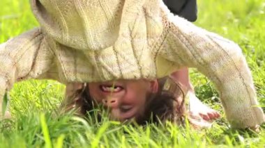 Çocuklar, çim üzerinde oyun çocuklar atlama, takla, koşmak.