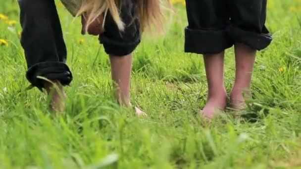 Children playing on the grass,Children jump, somersault, run. — Stock Video