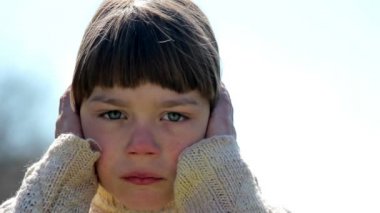 çocuk onun kulaklar, gözler, kapakları mouth.boy bakar, kamera (duygu) ruhlu istemiyor duymak, görmek, speak.montage (siyah ve beyaz)