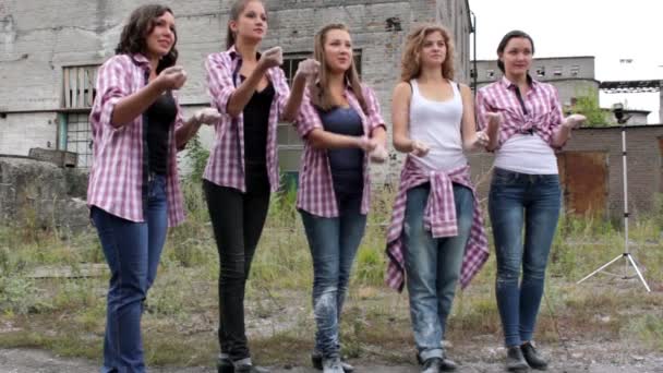 Młode piękne dziewczyny taniec tap.girls stepowanie, — Wideo stockowe