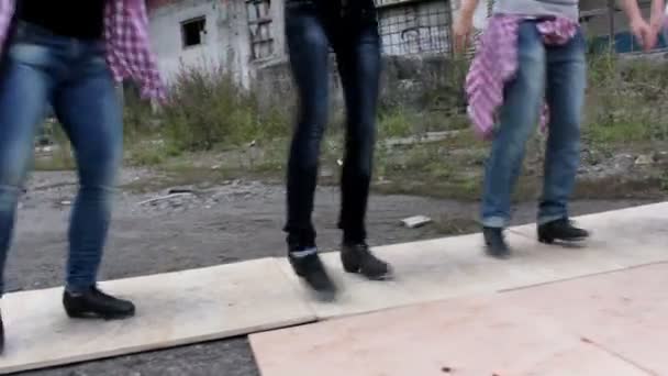 Mladé krásné dívky taneční klepnout (pouze nohy) .girls Step (stop pouze), — Stock video