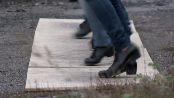 Jovens meninas bonitas dança torneira (pés só) .Girls sapateado dançando (pés só ), — Vídeo de Stock