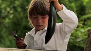 Fish.Little yemek hazırlarken bir deniz fish.child tutan çocuk.