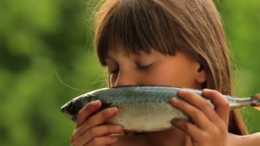 Fish.Little yemek hazırlarken bir deniz fish.child tutan çocuk.