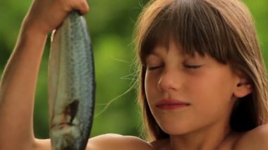 Fish.Little yemek hazırlarken bir deniz fish.child tutan çocuk.