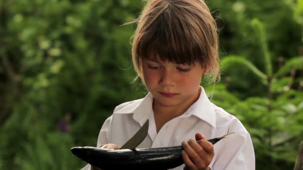 Garçon tenant un poisson marin.Enfant préparant le poisson.Petit cuisinier . — Video