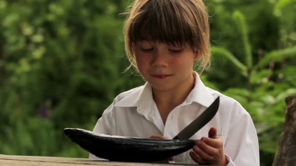 Chlapec s mořské fish.child příprava fish.little kuchař. — Stock video
