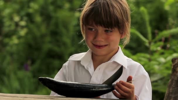 Niño sosteniendo un pez marino.Niño preparando pescado.Pequeño cocinero . — Vídeos de Stock