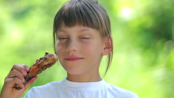 Jongen met eetlust eet kip feet.child eten van kip voeten. — Stockvideo