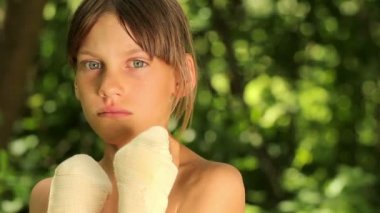 Boxing.Child pratik çocuk boksta meşgul.
