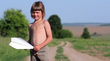 Çocuk kağıt uçak ile oynarken bir kağıt airplane.child başlattı.