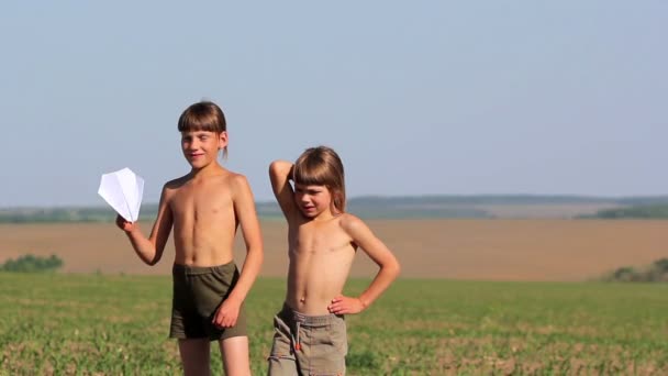 Boys launch a paper airplane.Children playing with a paper airplane. — Stock Video