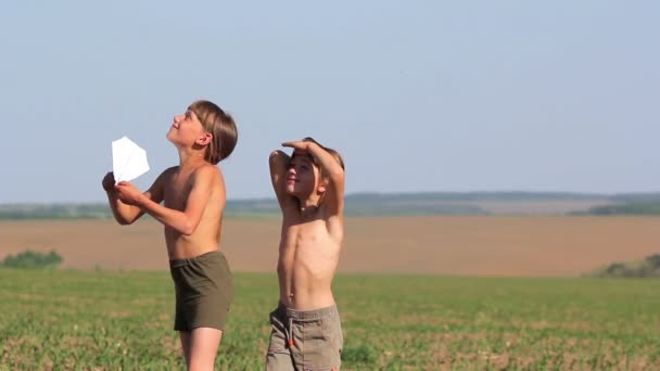 Boys launch a paper airplane.Children playing with a paper airplane. — Stock Video