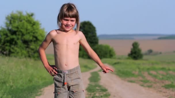País Boy.Rural criança . — Vídeo de Stock