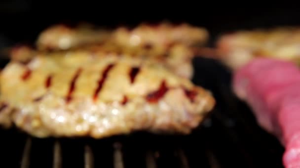 М'ясо смажене на грилі. Стейк зі свинини, смажений на відкритому вогні . — стокове відео