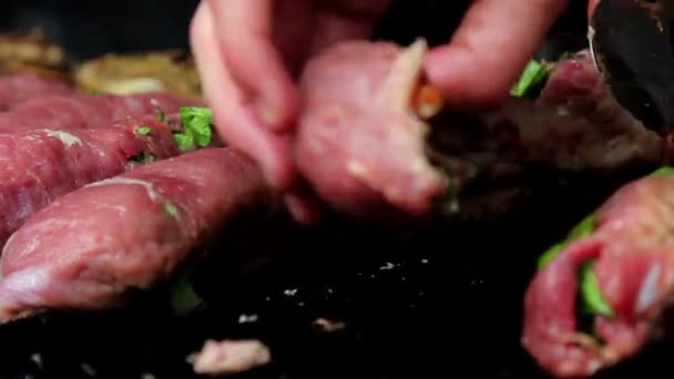 Kött stekt på en grill.pork biff, grillad över öppen eld. — Stockvideo