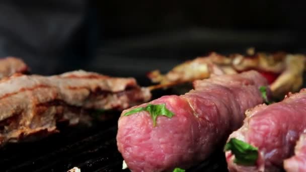 Yakından görmek ham parça et ve biber biber Kıyma Kurulu siyah alev ile