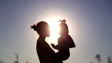 Anne Çocuk field.mother ve oğlu dandelion.mother kucağında bir bebek tutan üfleme ile oynuyor..
