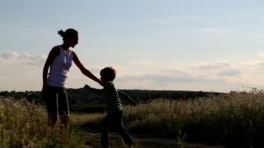 genç bir aile olan çocuklar, çocuklara doğa ile nature.young anne üzerinde gezinti.