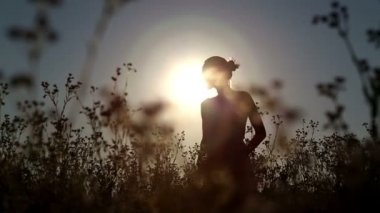 gün batımında, sunset.girl alan bir genç kızı eğitiyor.