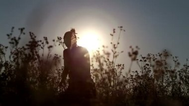 gün batımında, sunset.girl alan bir genç kızı eğitiyor.