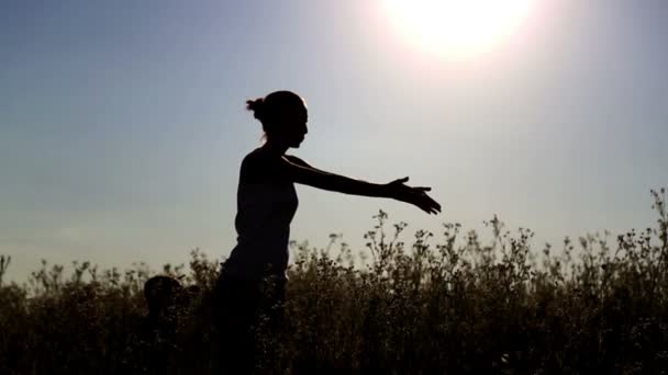 Una familia joven con niños, pasear por la naturaleza.Madre joven con niños en la naturaleza . — Vídeos de Stock