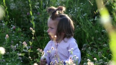 çocuklar çayır üzerinde oynayan bir kız ile field.boy oyun.