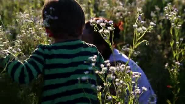 Jonge moeder bedrijf baby in haar armen bij sunset.young moeder met kinderen op de natuur. — Stockvideo