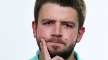 portre erkek yüzü gülen kapatalım. erkek yüz yakın diş ağrısı (duygu acı).