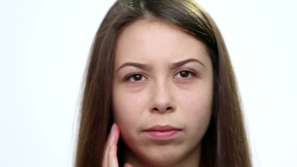 Retrato de primer plano de cara de chica sonriente. Chica cara primer plano sufrimiento dolor de muelas (emociones ). — Vídeos de Stock