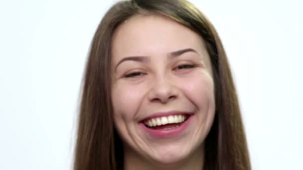 Портрет крупным планом улыбающейся девушки. Девушка лицо крупным планом страдает зубной болью (эмоции ). — стоковое видео