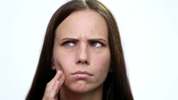 Retrato close-up de rosto de menina sorridente. Menina rosto closeup sofrendo dor de dente (emoções ). — Vídeo de Stock